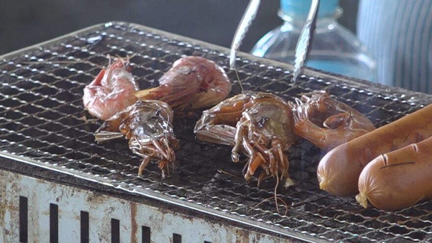 海産物の炭火焼や海鮮汁を堪能できる朝市が再開！