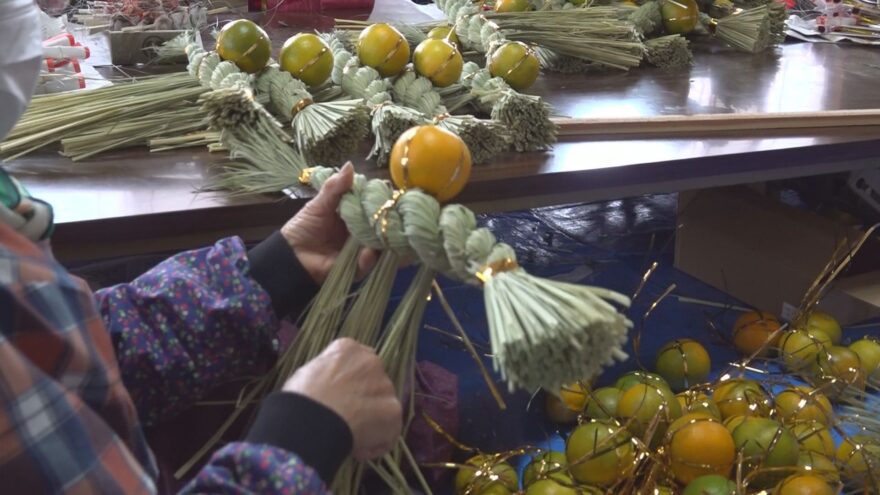 1500年の歴史　鵜甘神社のお札付けた「しめ縄づくり」