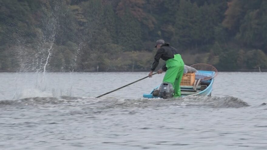 冬の到来を告げる音が湖面に響く　江戸時代から続く伝統漁法「たたき網漁」
