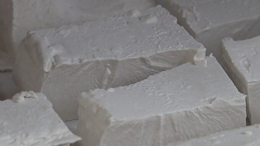 冷水にさらして“白さ”を追求　若狭町で特産「熊川葛」の寒ざらし作業が最盛期