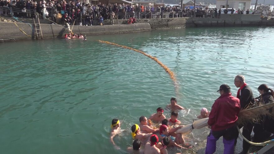 美浜町日向の伝統「水中綱引き」今年一年の豊漁を祈願