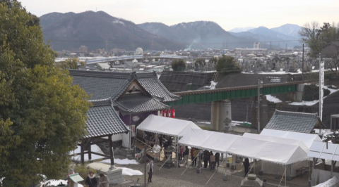 祈りを込め護摩炉をかぶる「すりばちやいと」